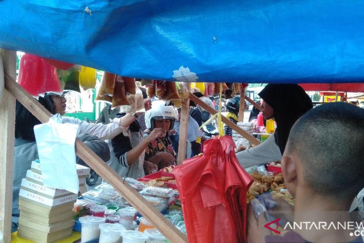 Warga padati pasar juadah Masjid Raya Singkawang