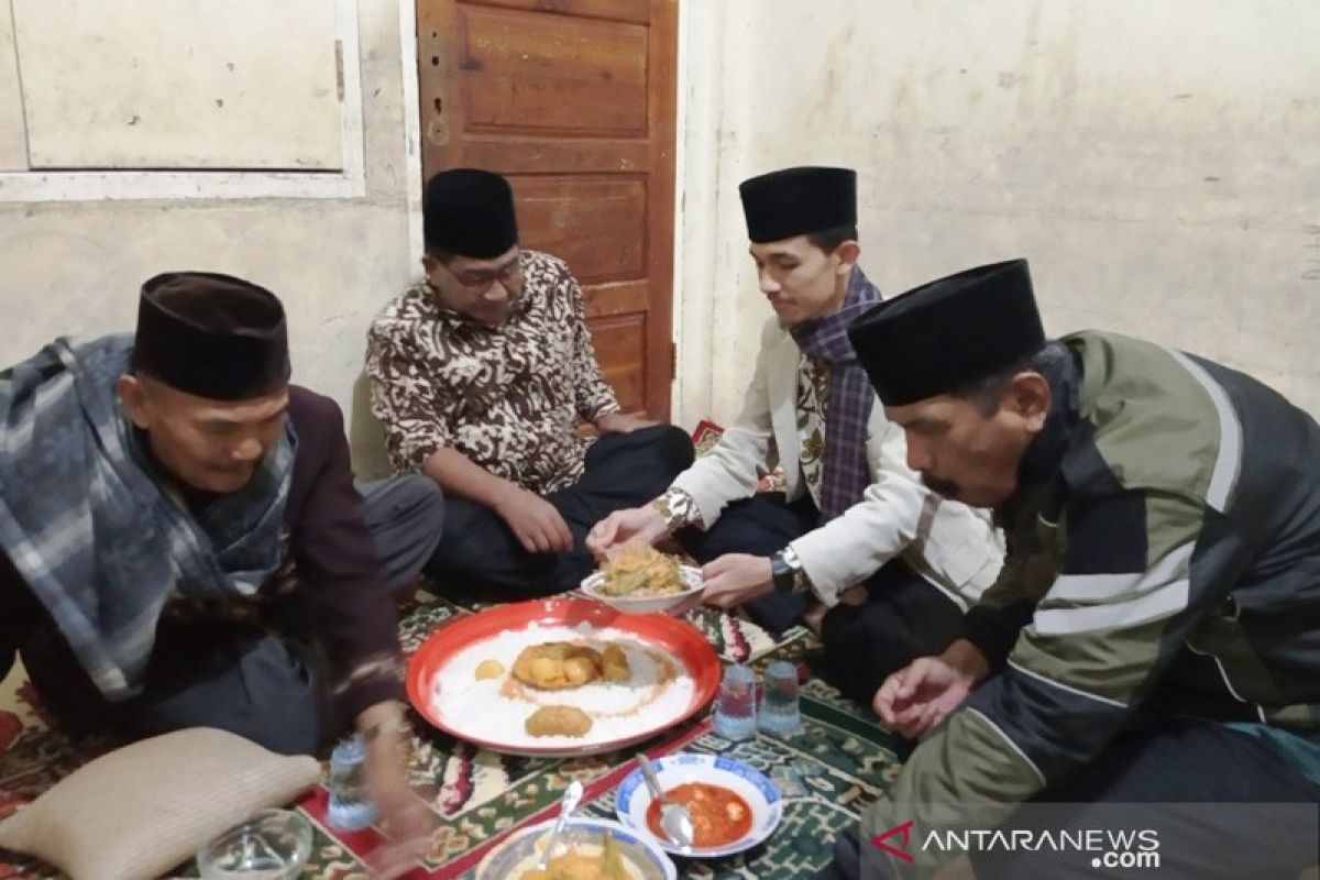 "Makan Bajamba", a culture that continues to be preserve by the Sungaipua Agam community