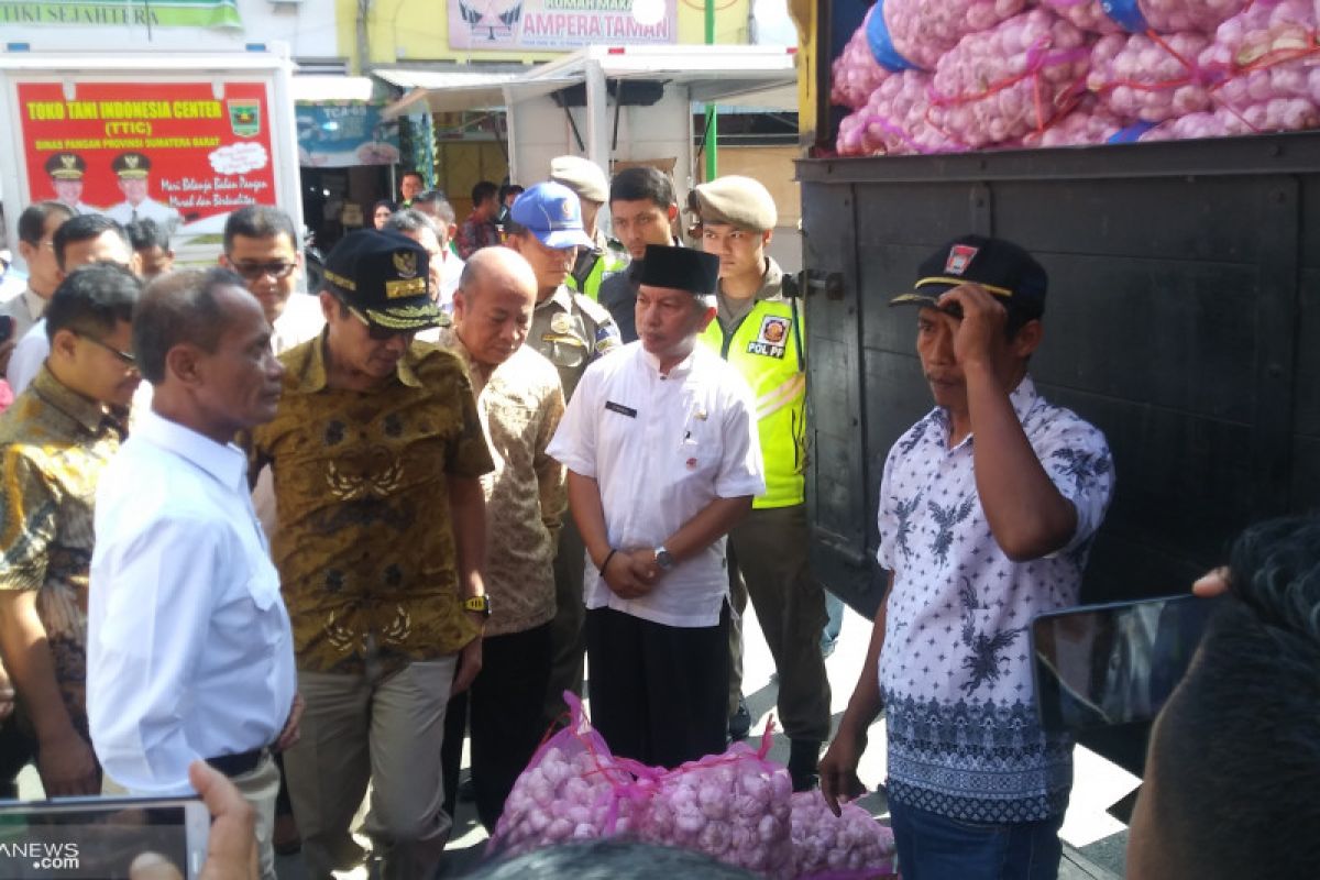 30 ton bawang putih tiba di Padang untuk operasi pasar