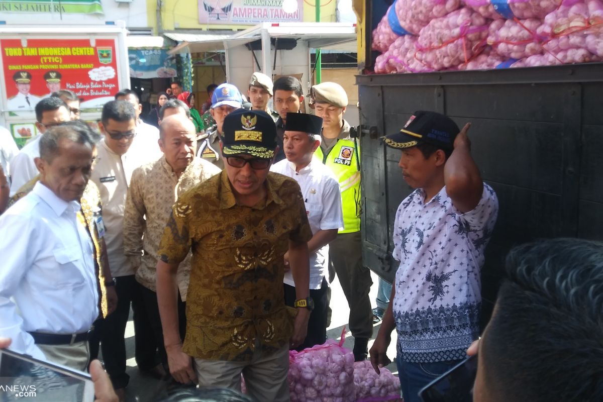 Pedagang eceran di Padang keluhkan mekanisme operasi pasar komoditas bawang putih