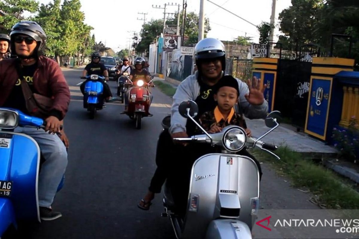 Jurnalis Kediri pencinta vespa ajak anak yatim ngabuburit
