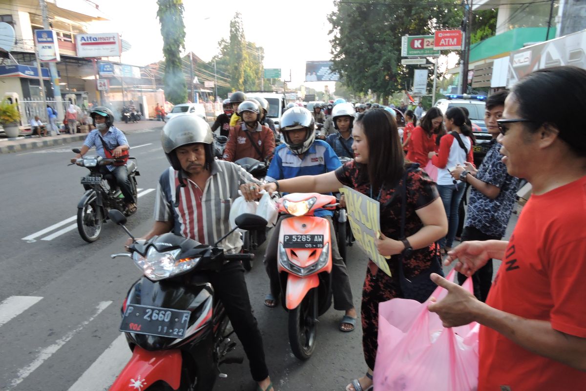 Warga Tionghoa Situbondo bagi-bagi takjil gratis (Video)