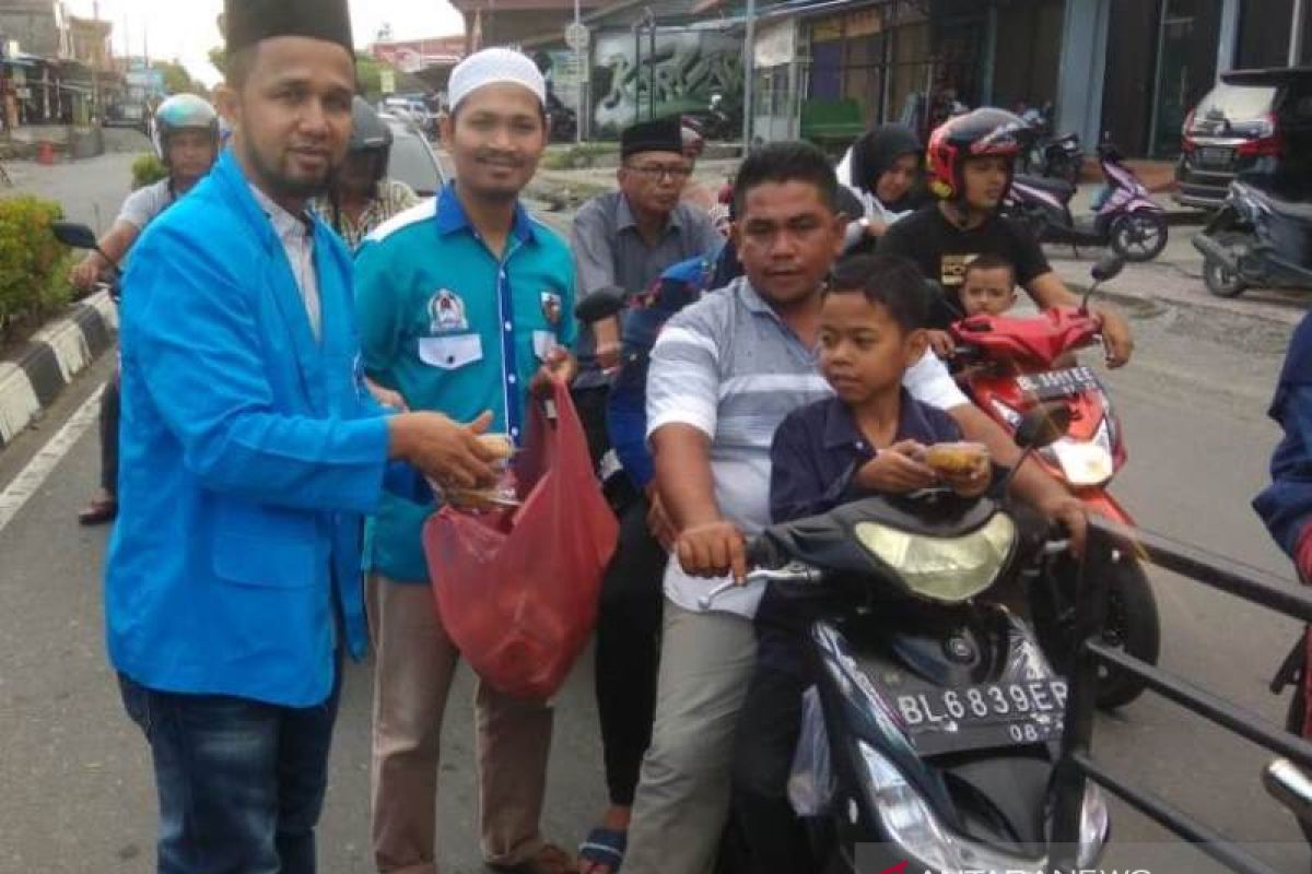 KNPI Aceh Barat bagikan ratusan kue untuk pengguna jalan