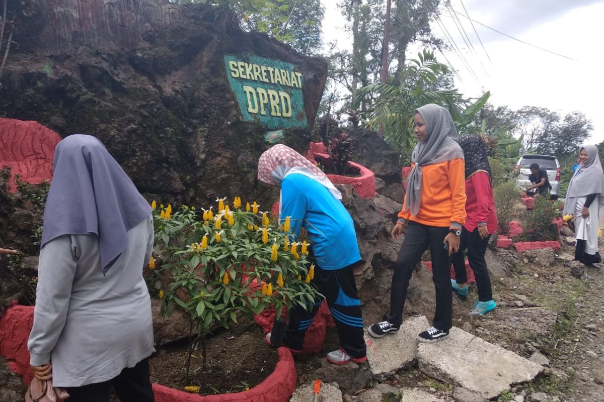 Sambut idul fitri, Sekretariat DPRD Pasaman gorong royong di taman partisipatif