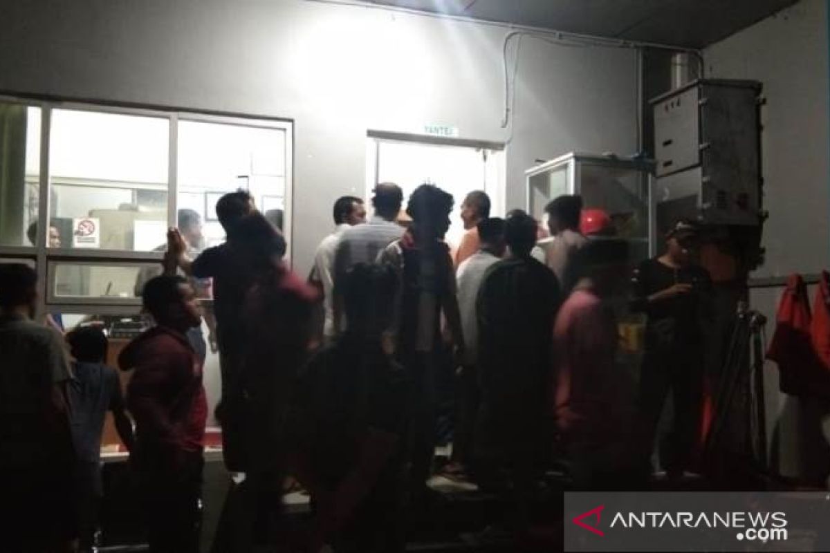 Kesal karena mati lampu saat berbuka puasa, ratusan masyarakat sambangi kantor PLN Calang