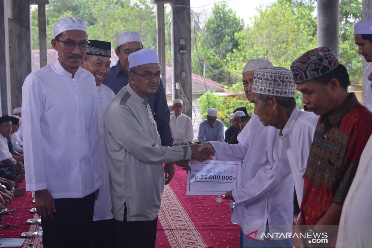 Regent and deputy go for Ramadhan safari to Cintapuri