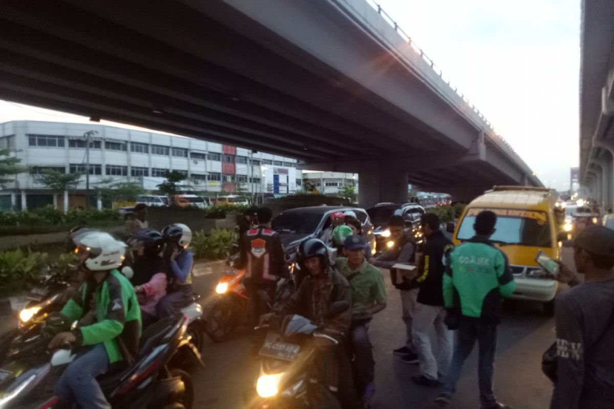 Gojek-Grab dan ACT Sumsel berbagi takjil gratis