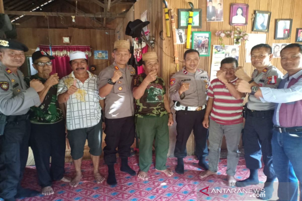 Jaga situasi Kamtibmas, Kapolres HST silaturahmi dengan tokoh adat Dayak Maratus