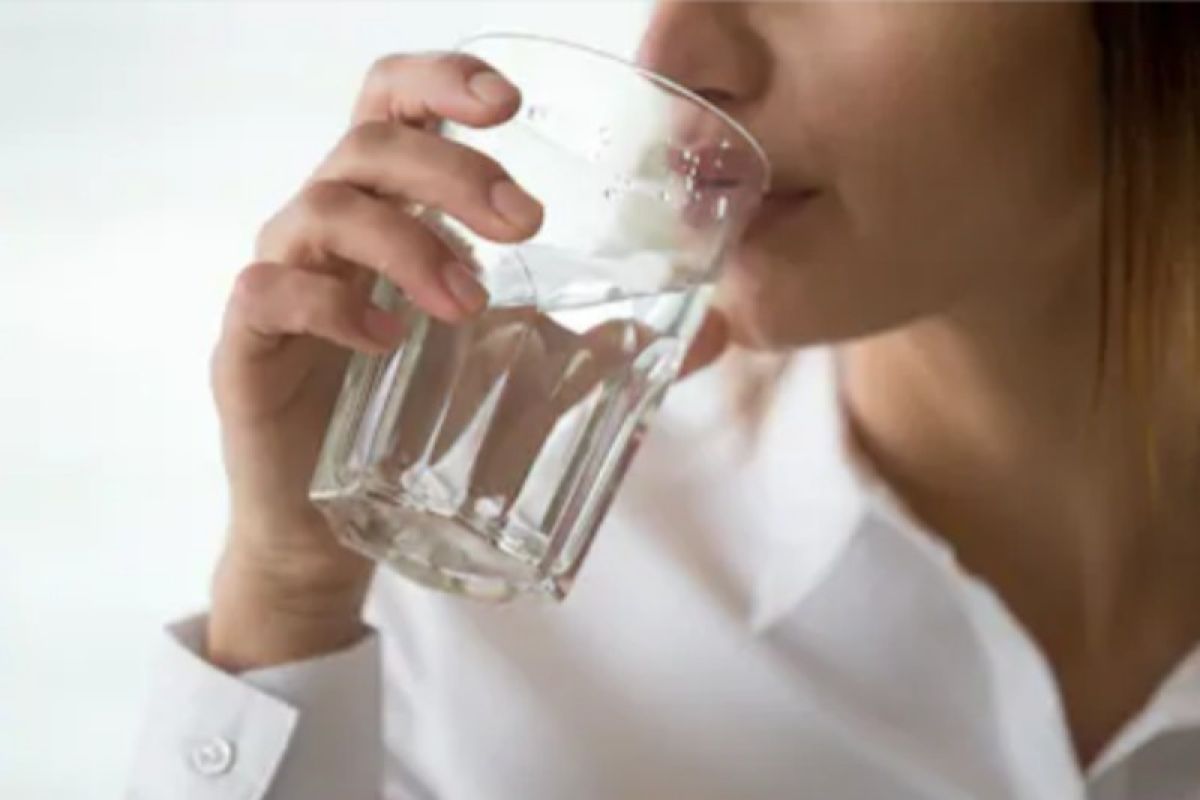 Minum air tetap delapan gelas per hari saat puasa