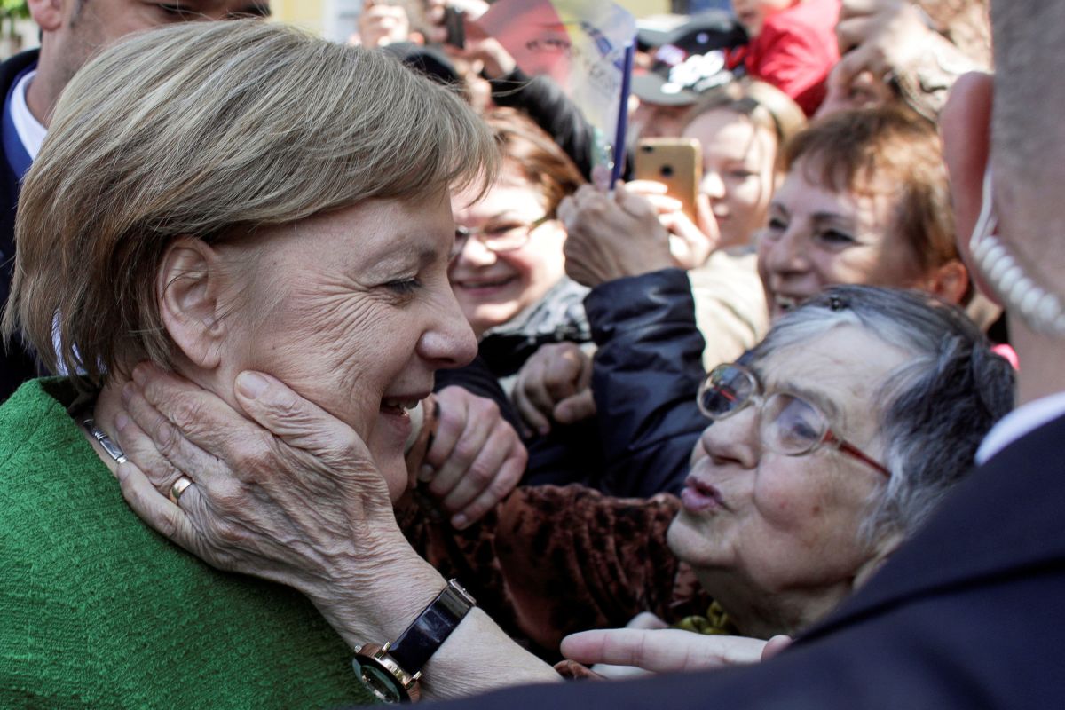 Merkel katakan pulih dari serangan gemetar setelah banyak minum air