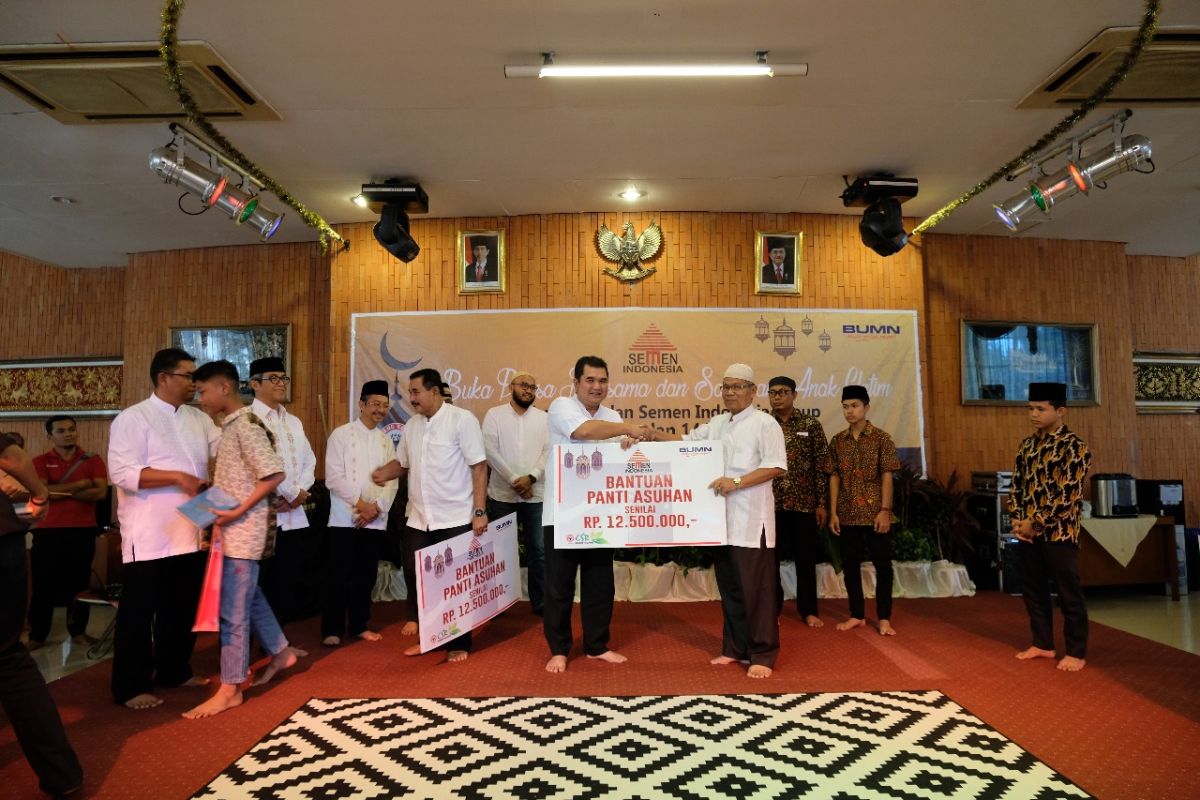 Manajemen Semen Indonesia  buka bersama dan santuni anak yatim