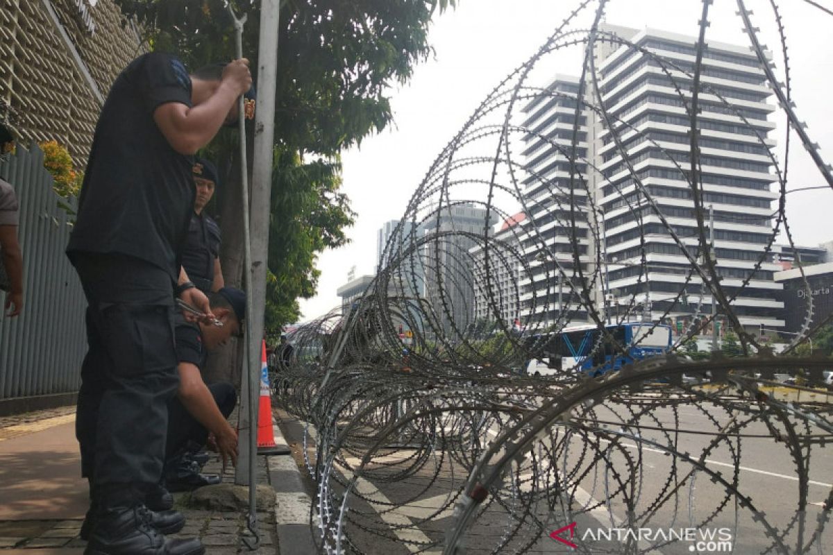 Massa sejumlah ormas mulai datangi Masjid Istiqlal