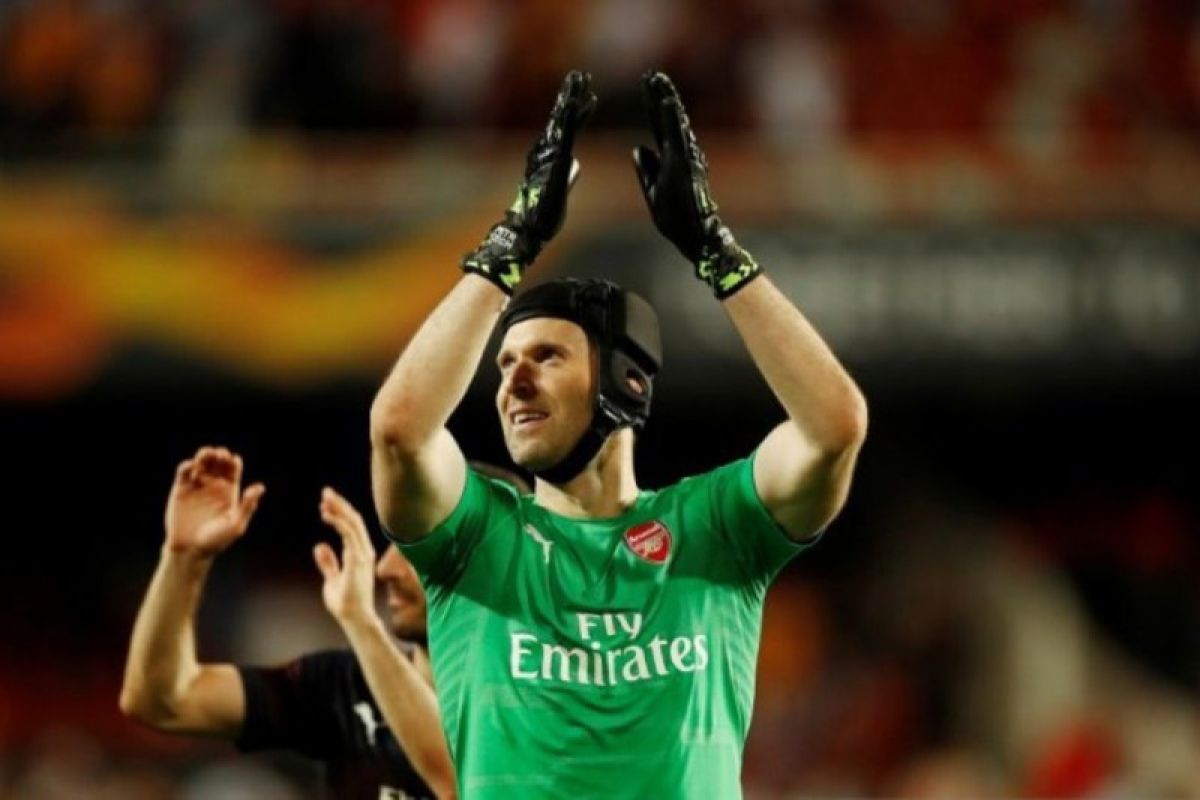 Usai pensiun, kiper Arsenal Petr Cech banting setir main hoki es profesional