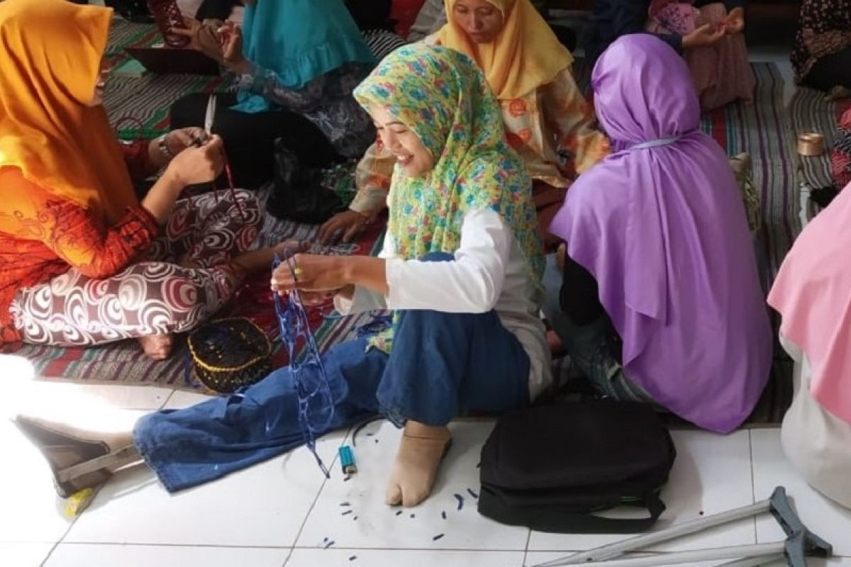 Penyandang difabel dilatih membuat kerajinan dari limbah plastik