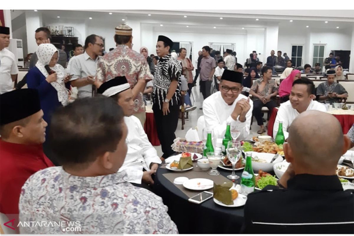 Gubernur Sulawesi Selatan buka puasa bersama unsur pers