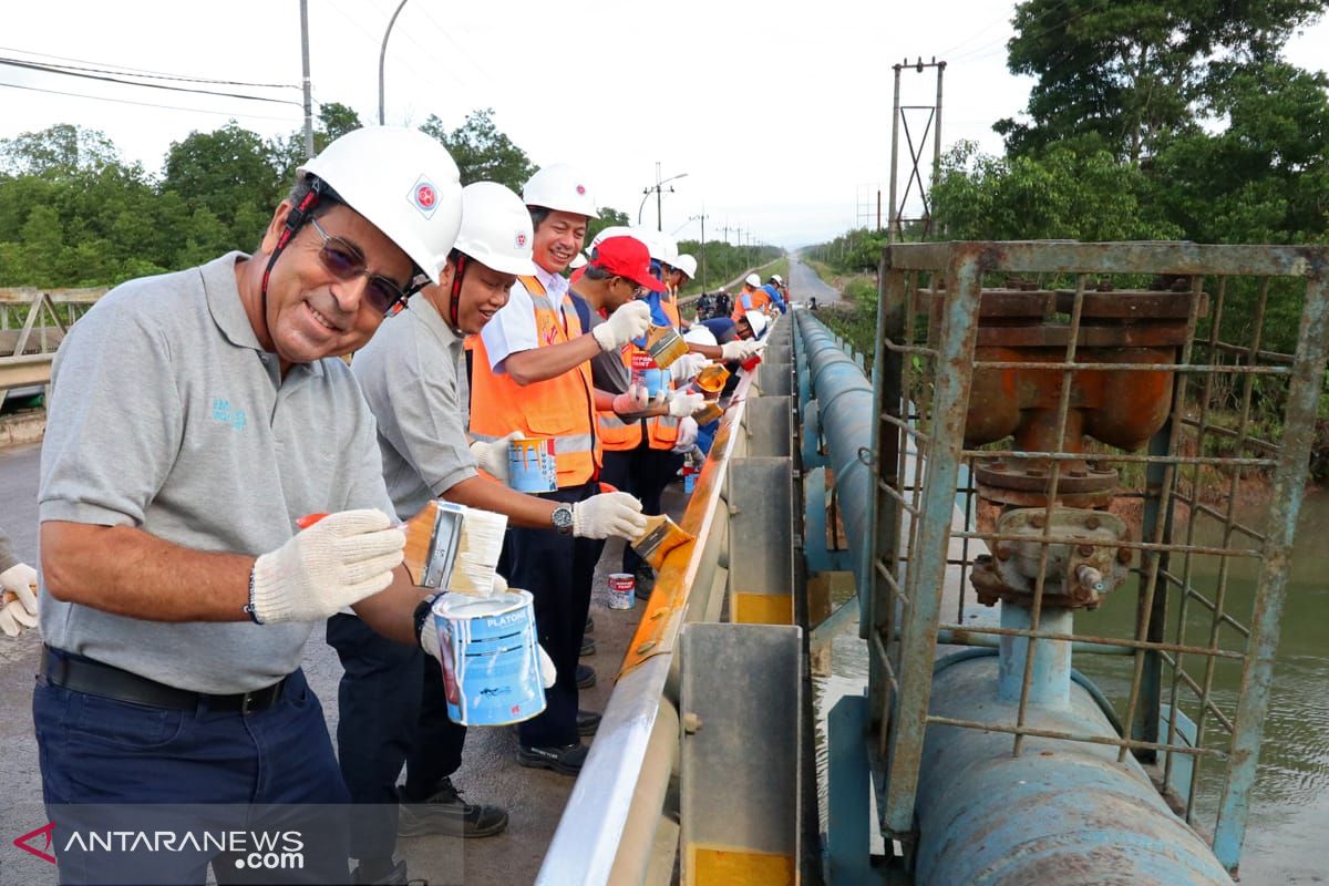 Indocement Goes To Community in Kotabaru