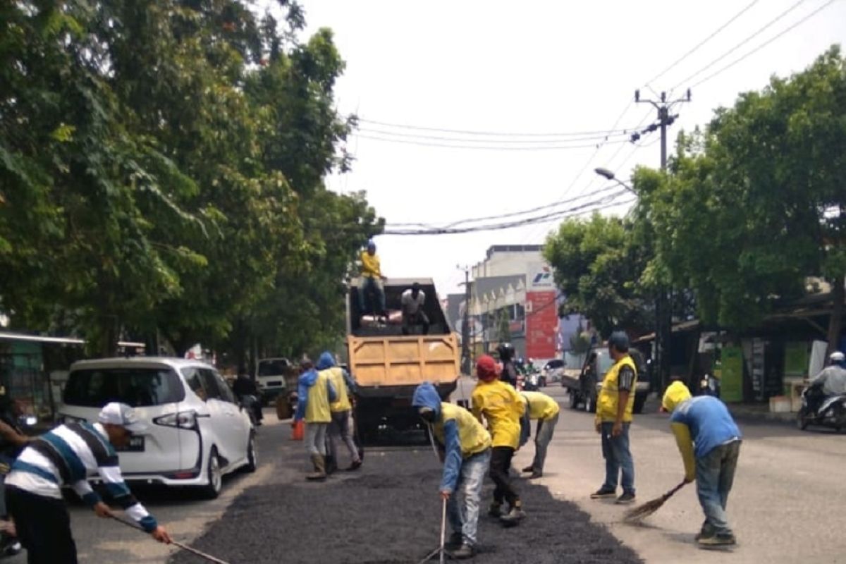 PUPR lakukan pemeliharaan jalan protokol di Kota Tangerang