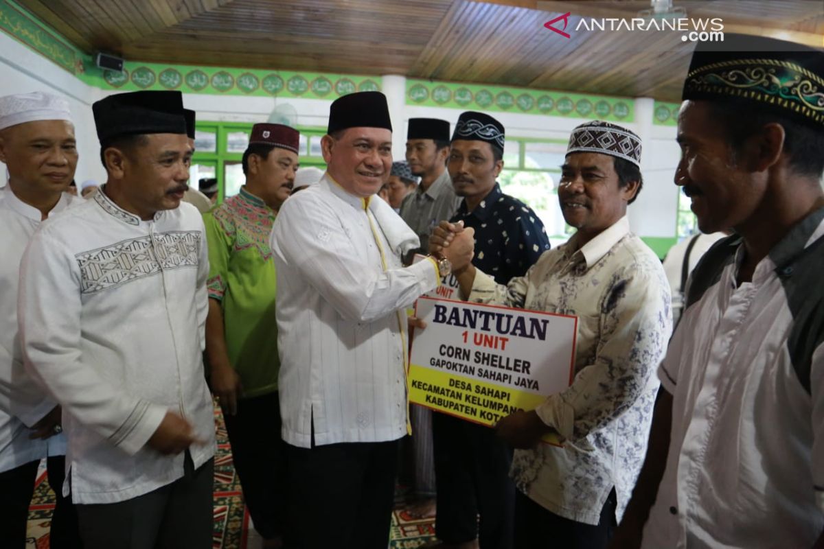 Regent Kotabaru gives assistance to mosques and langgar