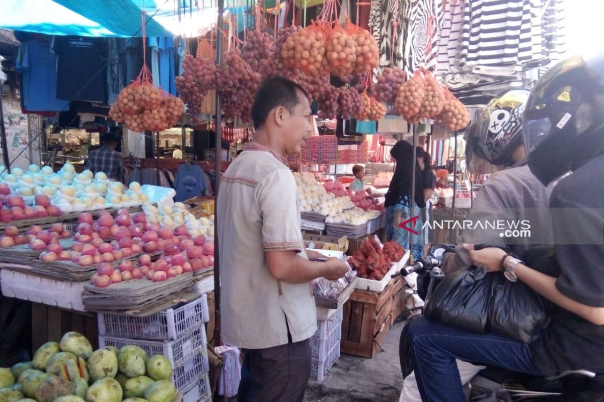 Harga buah di Pasar Raya Padang naik