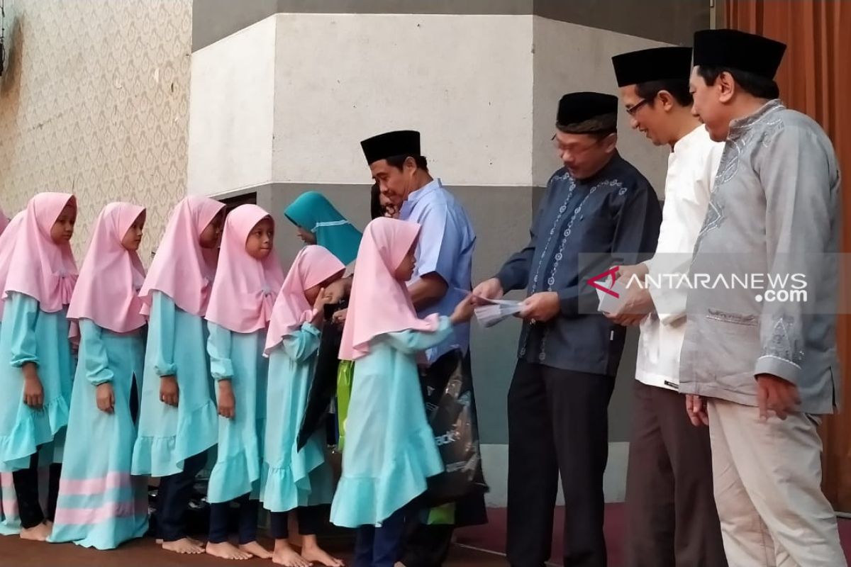 FK Unair beri santunan 100 anak yatim piatu