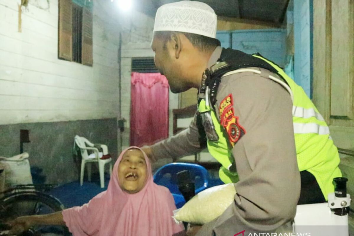 Polantas Polres Aceh Utara bangunkan warga bersahur