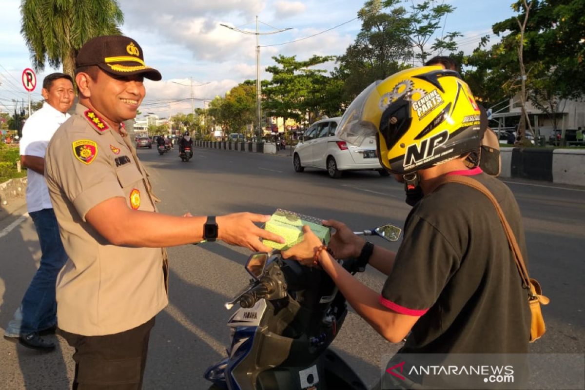 Polresta Banjarmasin bagikan ratusan takjil ke pengendara