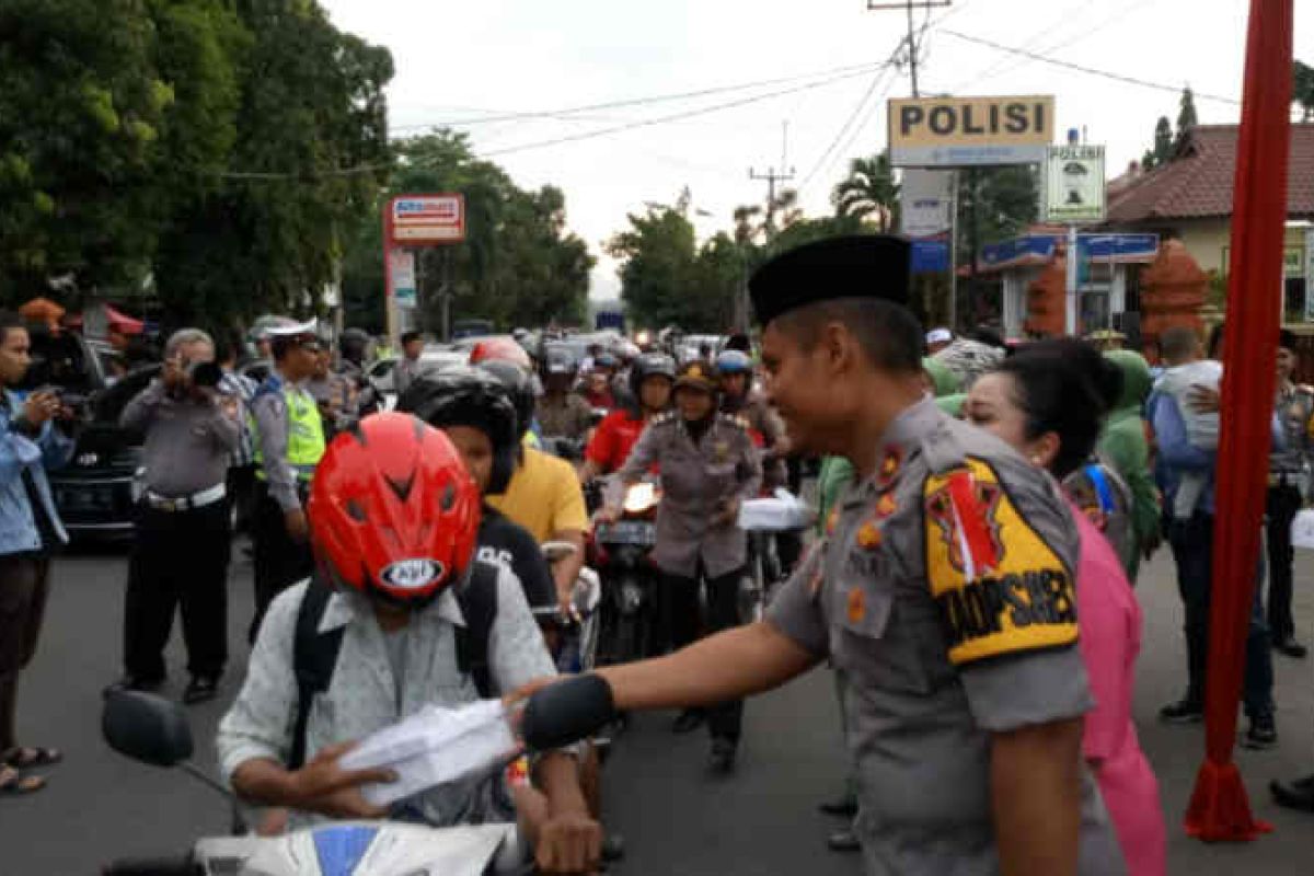 Polres Cirebon bagikan 300 paket takjil pada pengguna jalan