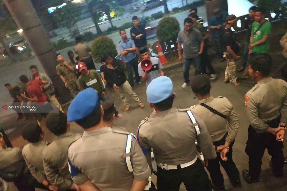 Rekapitulasi penghitungan suara di KPU Makasar diwarnai aksi demonstrasi