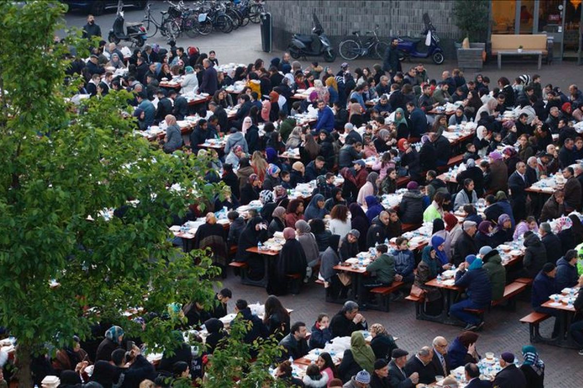 Umat Muslim Belanda dan warga Utrecht menikmati iftar
