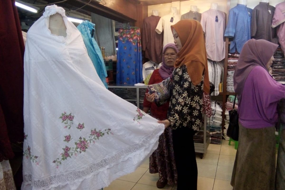 Mukena dan Baju Muslim jadi incaran di Pasar Raya Padang