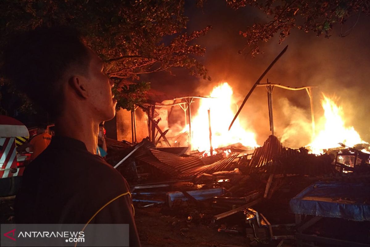 Lapak pemulung di Pasar Minggu Jakarta terbakar