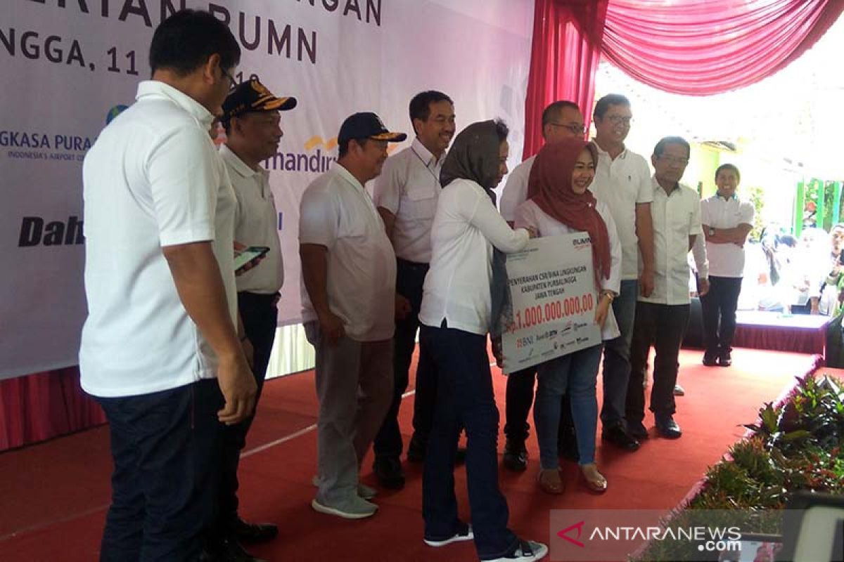 Menteri BUMN menyerahkan bantuan bina lingkungan di Purbalingga