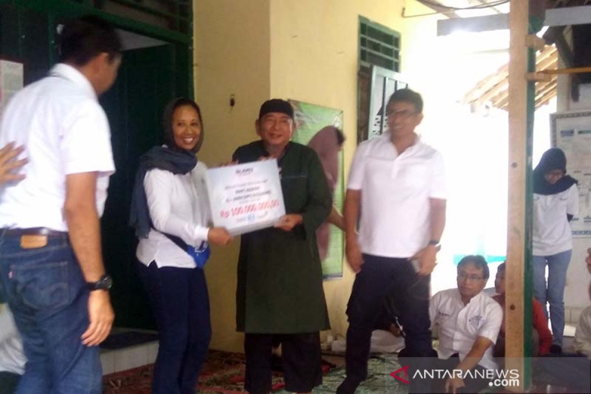 Menteri BUMN serahkan Rp100 juta untuk panti asuhan di Banyumas