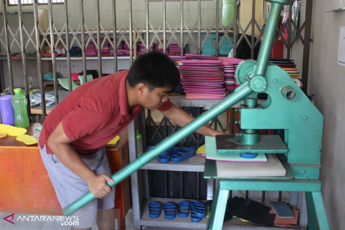 Sandal "Pas Karya" produksi Lapas Banyuasin laris selama Ramadhan