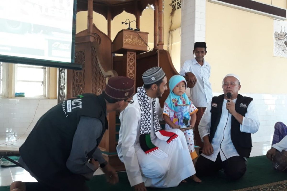 Gadis cilik di Aceh Jaya  sumbangkan celengan hajinya bagi Palestina