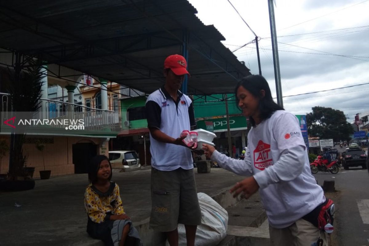 Selama Ramadhan ACT Sumsel berbagi ribuan takjil gratis