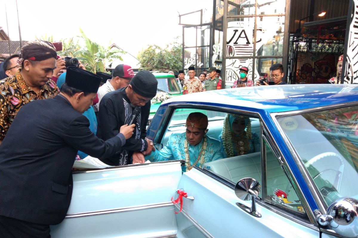 Lima penganten nikah bareng di mobil antik