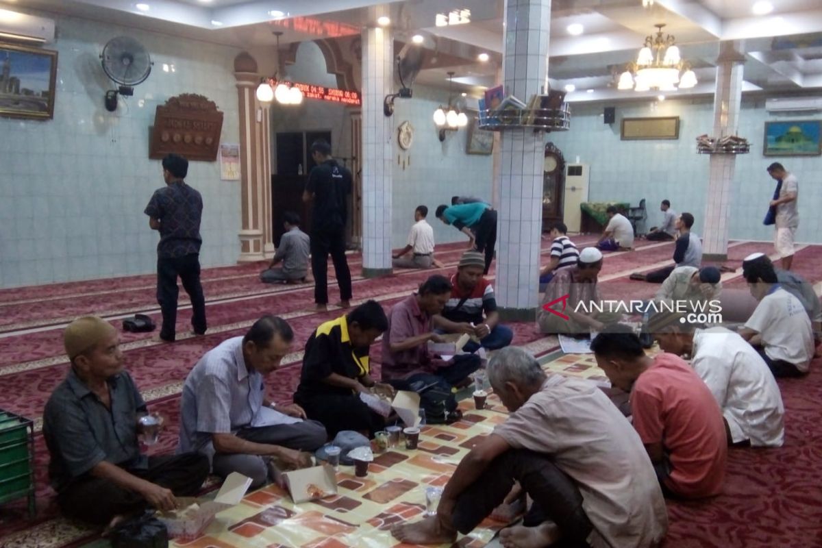 Masjid Nurul Iklas Padang sediakan takjil dan nasi kotak gratis