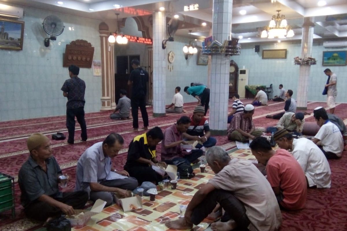 Masjid Nurul Islam Padang Sediakan Takjil Gratis selama Ramadhan