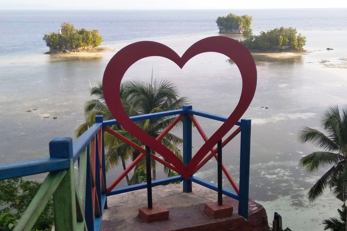 Indahnya berswafoto panorama laut di Pantai Raja Tiga Biak Papua