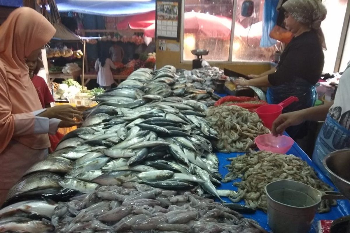 Harga ikan di pasar Rangkasbitung naik tipis