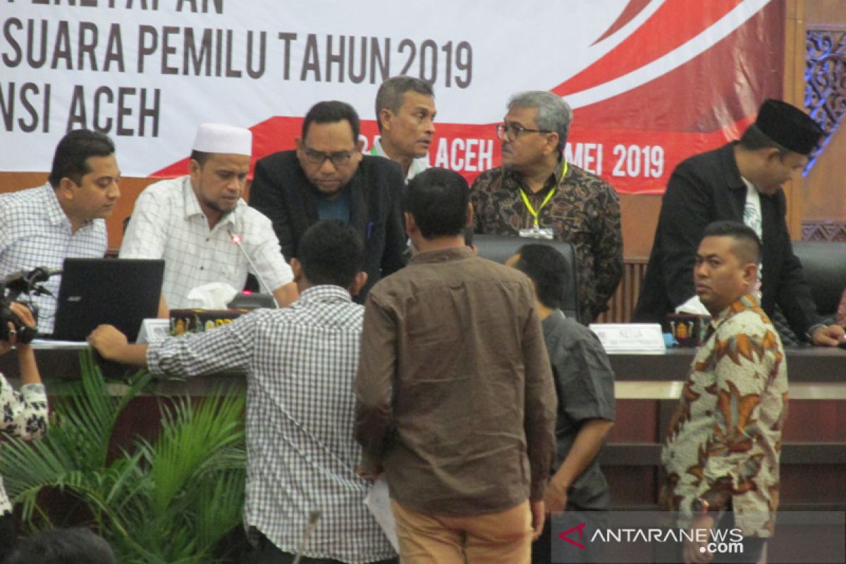 Rapat pleno rekapitulasi suara Pemilu 2019 KIP Aceh berlangsung alot