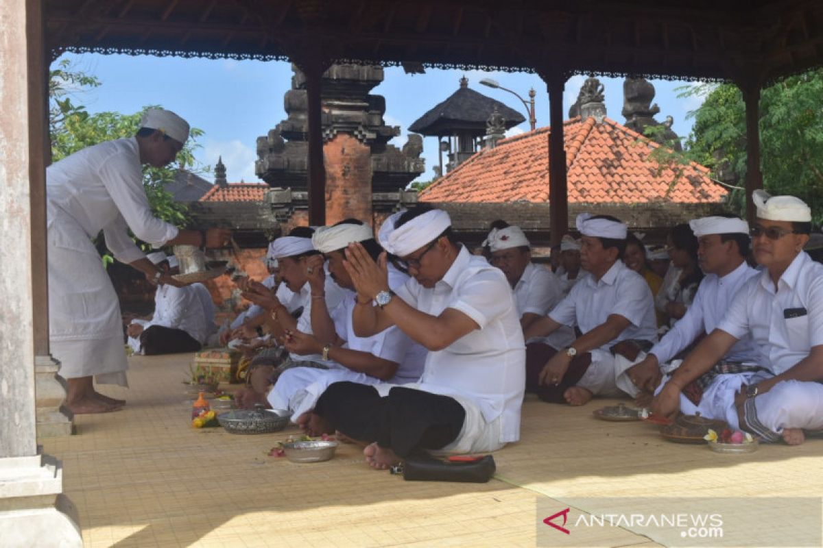 Pemkab Badung adakan persembahyangan Hari Saraswati bersama pelajar