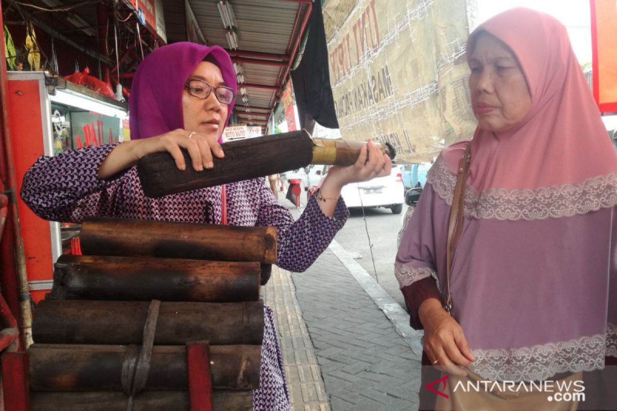 Berkah Ramadhan juga dirasakan pedagang lemang, makanan khas Padang