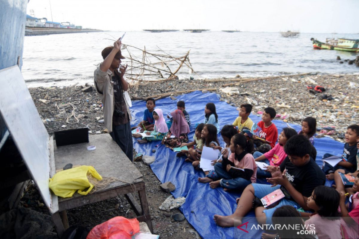 Anak-anak pesisir pantai  ngabuburit dengan belajar jurnalistik
