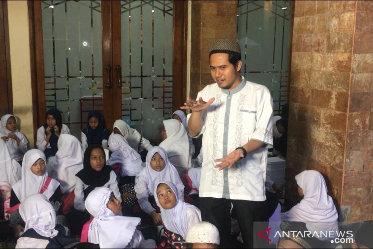 Menanti buka puasa sambil belajar agama di Masjid Sunda Kelapa