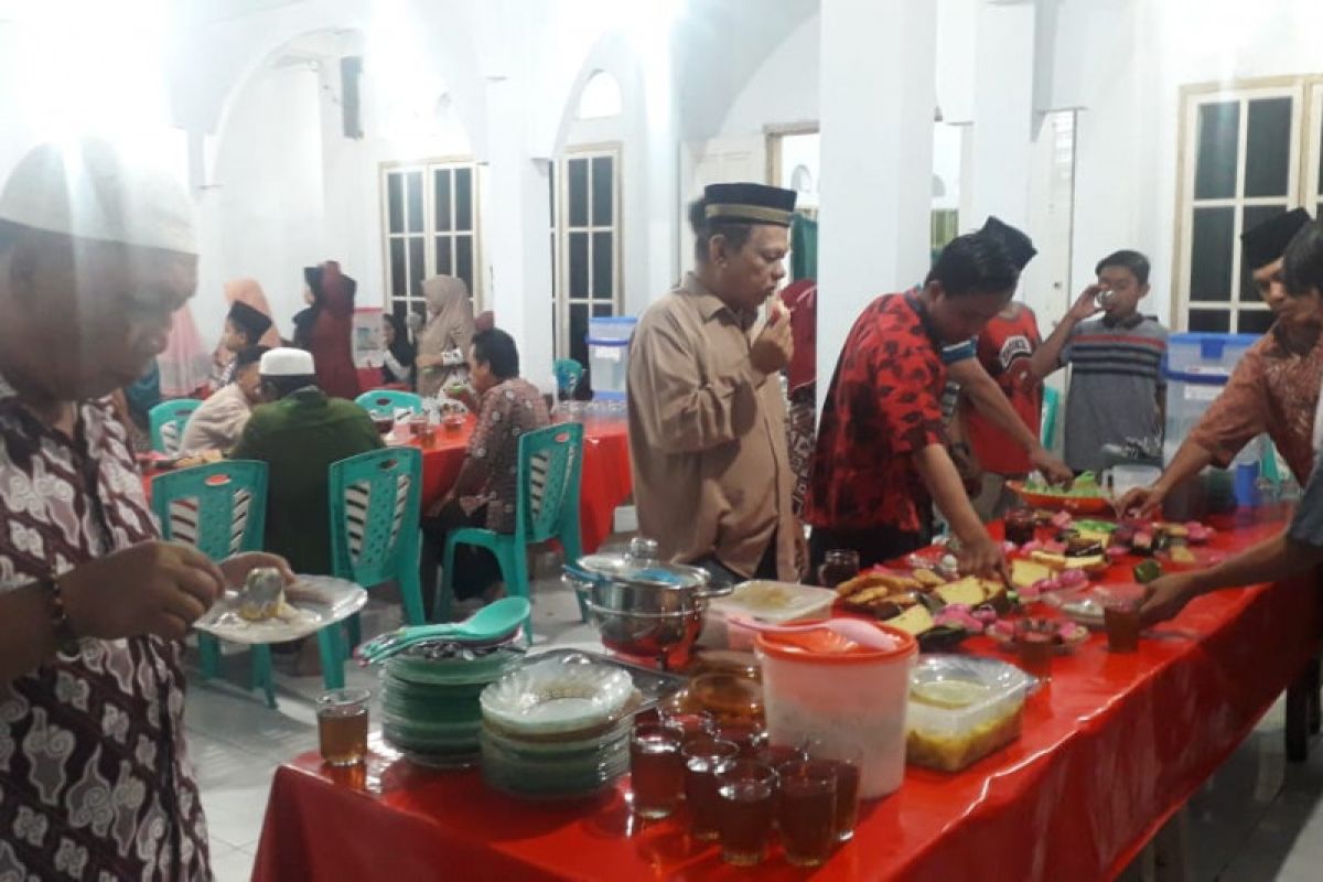 Masjid Nur-jannah Ratahan siapkan makanan buka puasa