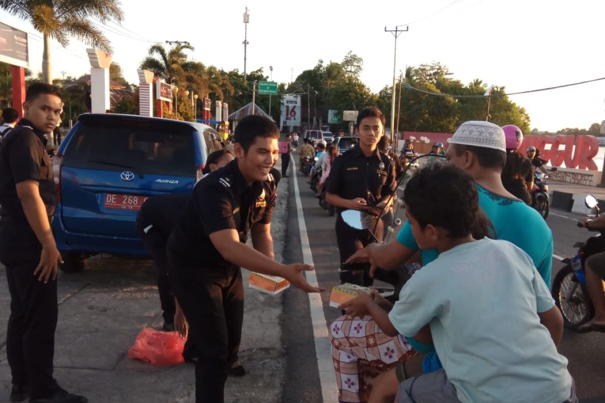 Bea Cukai Tual bagikan takjil untuk pengendara