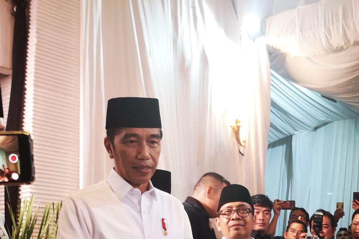 Buka bersama Pimpinan DPR, Jokowi santap sop kikil