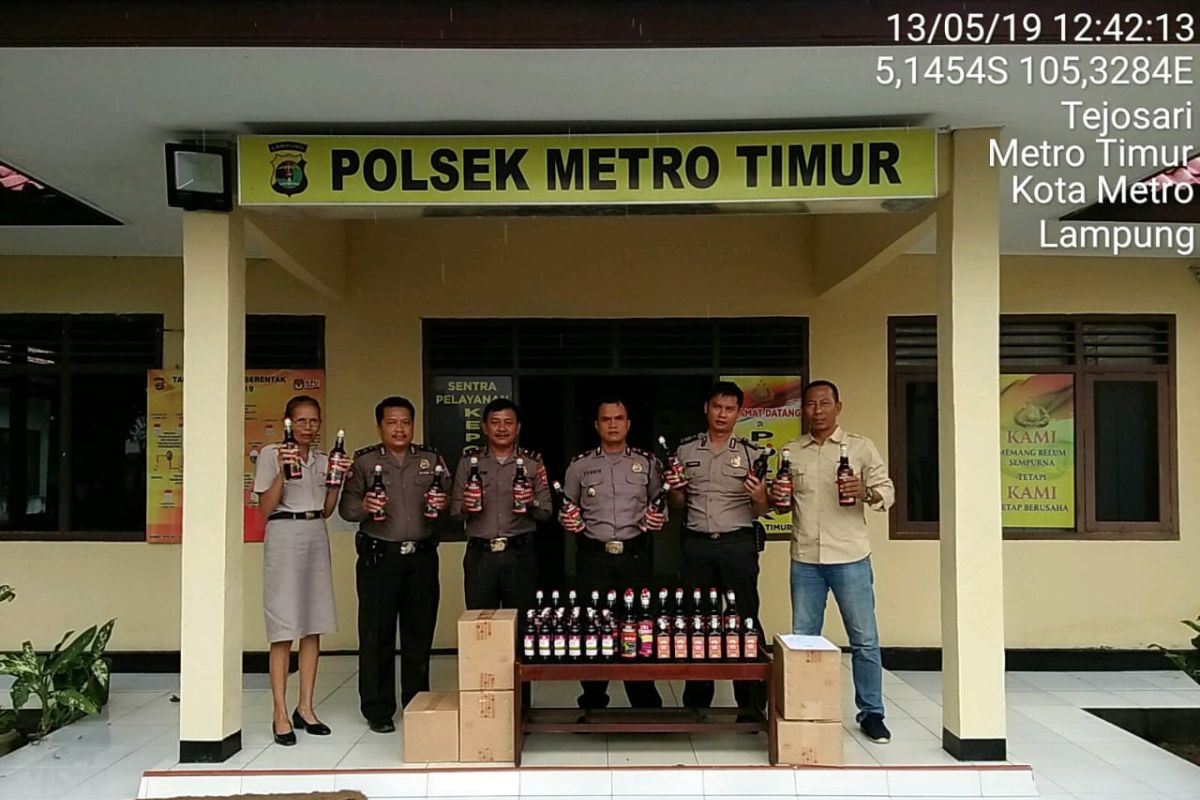 Polsek Metro Timur di Lampung amankan puluhan botol minuman keras